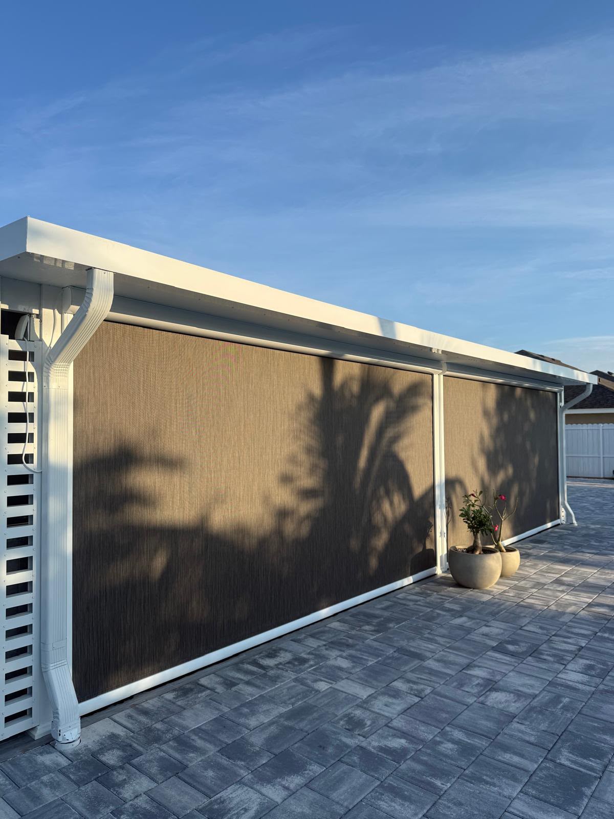 Persianas motorizadas inteligentes en dormitorio moderno en Tampa